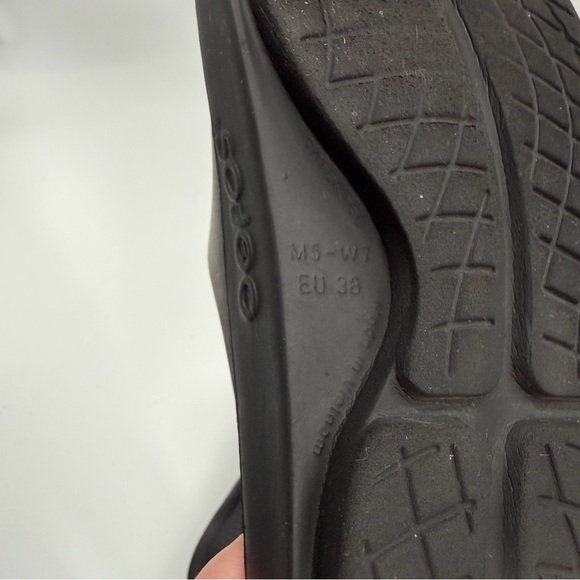 Oofos Ooahh Luxe Rose Gold Slides - Picture 12 of 12